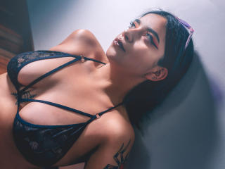 Sexy profile pic of AmelieLoiret